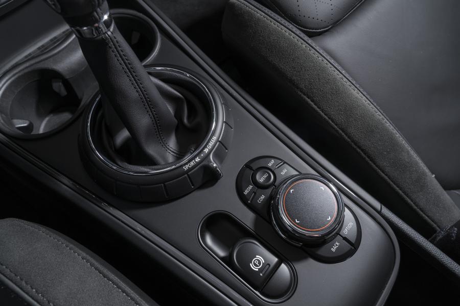 Детали интерьера Mini Cooper S E Countryman ALL4 (F60) 2017 года  (WW) (фото 102 из 173)